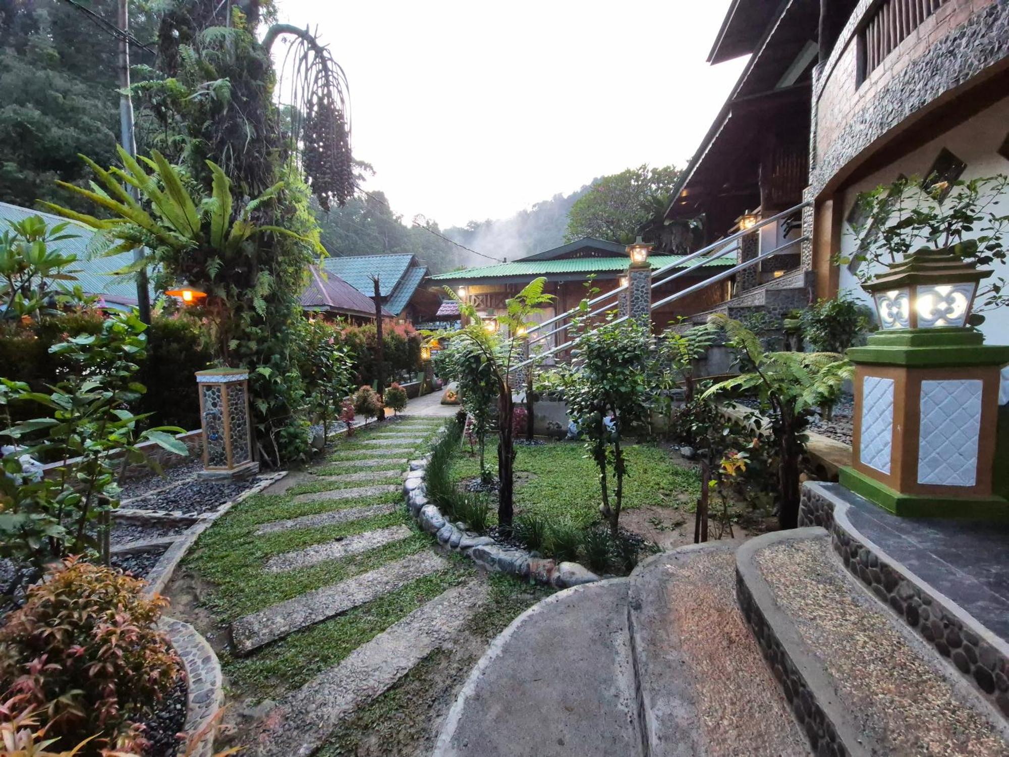 Sam'S Bungalows And Treks Букит-Лаванг Экстерьер фото