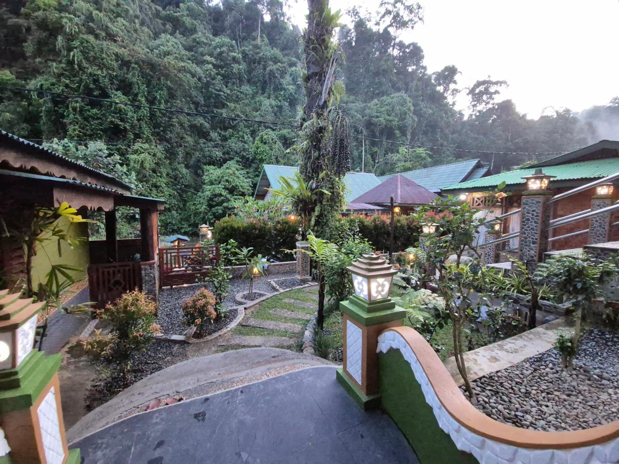 Sam'S Bungalows And Treks Букит-Лаванг Экстерьер фото